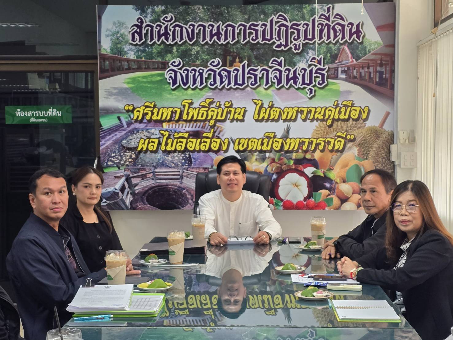 title - วันที่ 24 กุมภาพันธ์ 2569 นายวิทูล ประดิษฐบุญ พร้อมด้วย เจ้าหน้าที่ ส.ป.ก.ปราจีนบุรี ประชุมติดตามความก้าวหน้า โครงการก่อสร้างถนนสายซอย ในแปลงเกษตรกรรม ผิวจราจรขรุขระ ผิวจราจรหินคลุก กว้าง 4.00 ม. จำนวน 3 สาย  ระยะทาง 1.808 กม. ในพื้นที่โครงการจัดที่ดินทำกินให้แก่เกษตรกรผู้ไร้ที่ดินทำกิน  ตำบลสะพานหิน อำเภอนาดี จังหวัดปราจีนบุรี (งบกลาง) ครั้งที่ 2/2569